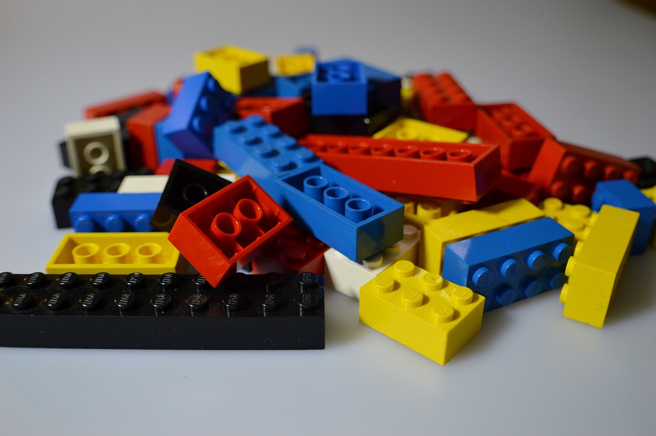 4. Cẩn thận khi lắp Lego Bearbrick Mini