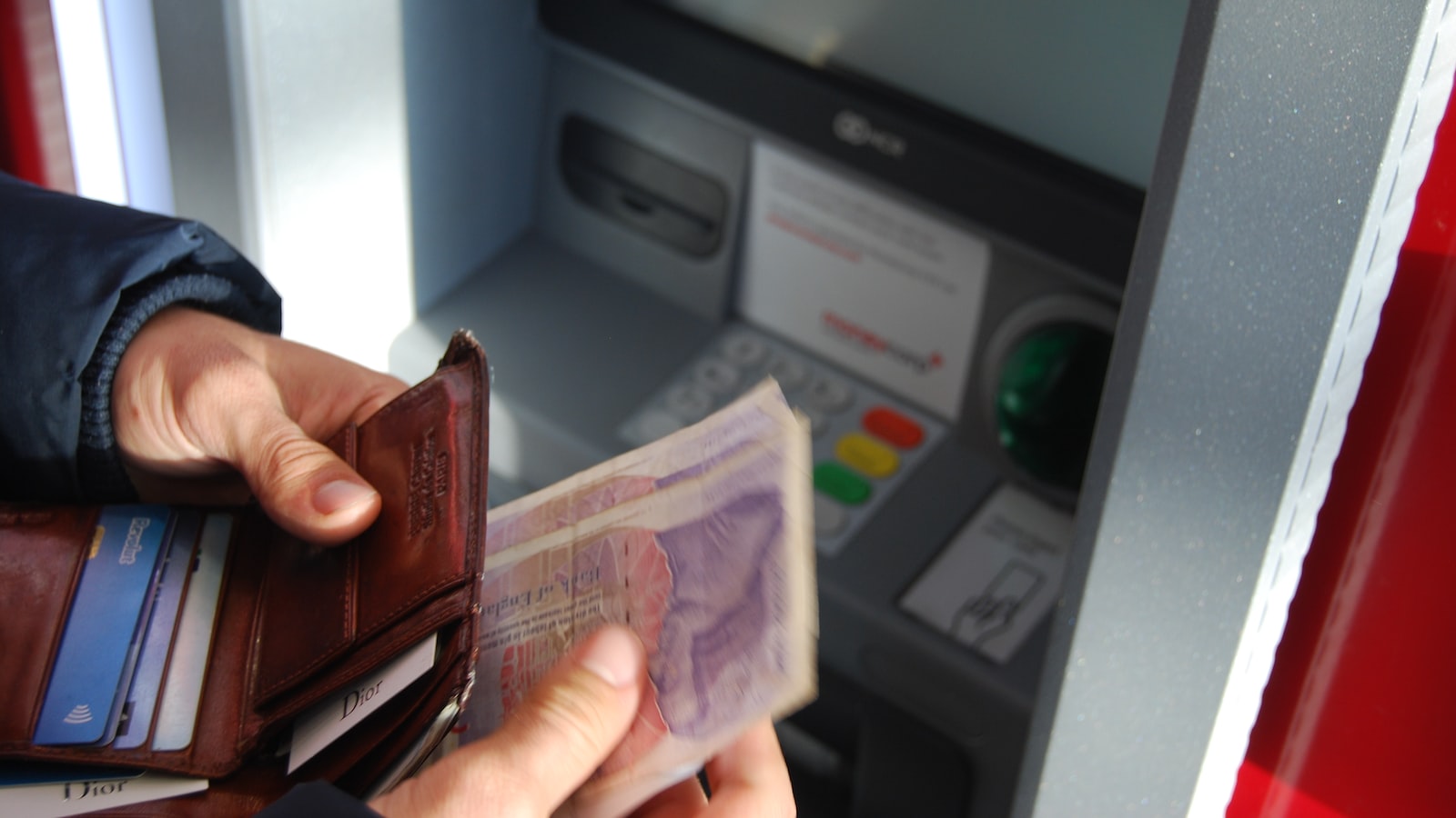 1. Tìm hiểu về cách rút tiền từ ATM